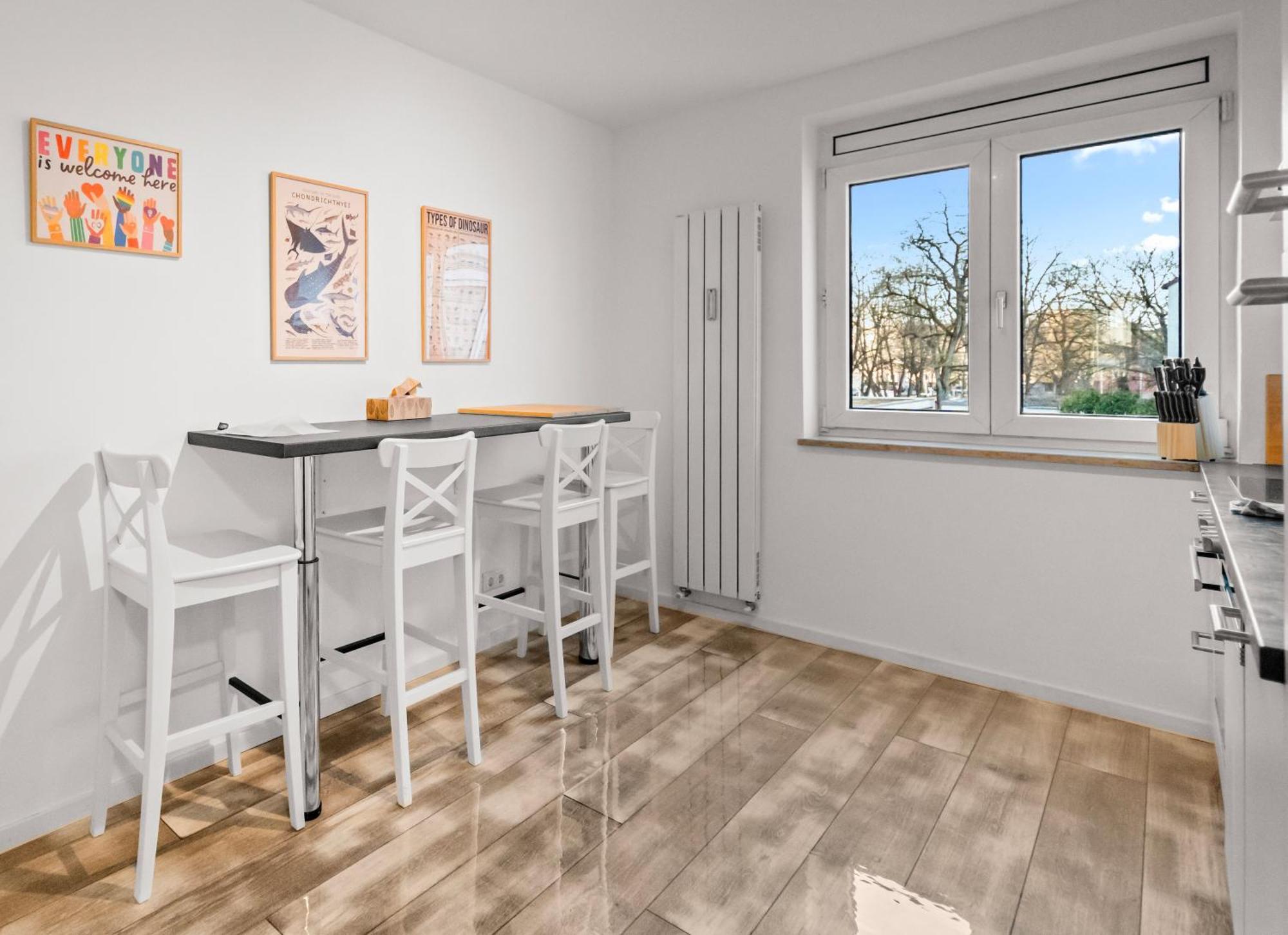 8 Min Per U-bahn Zum Marienplatz - 120 Qm Schwabing - 3 Sz - 2 Baeder - 9 Personen Appartement *