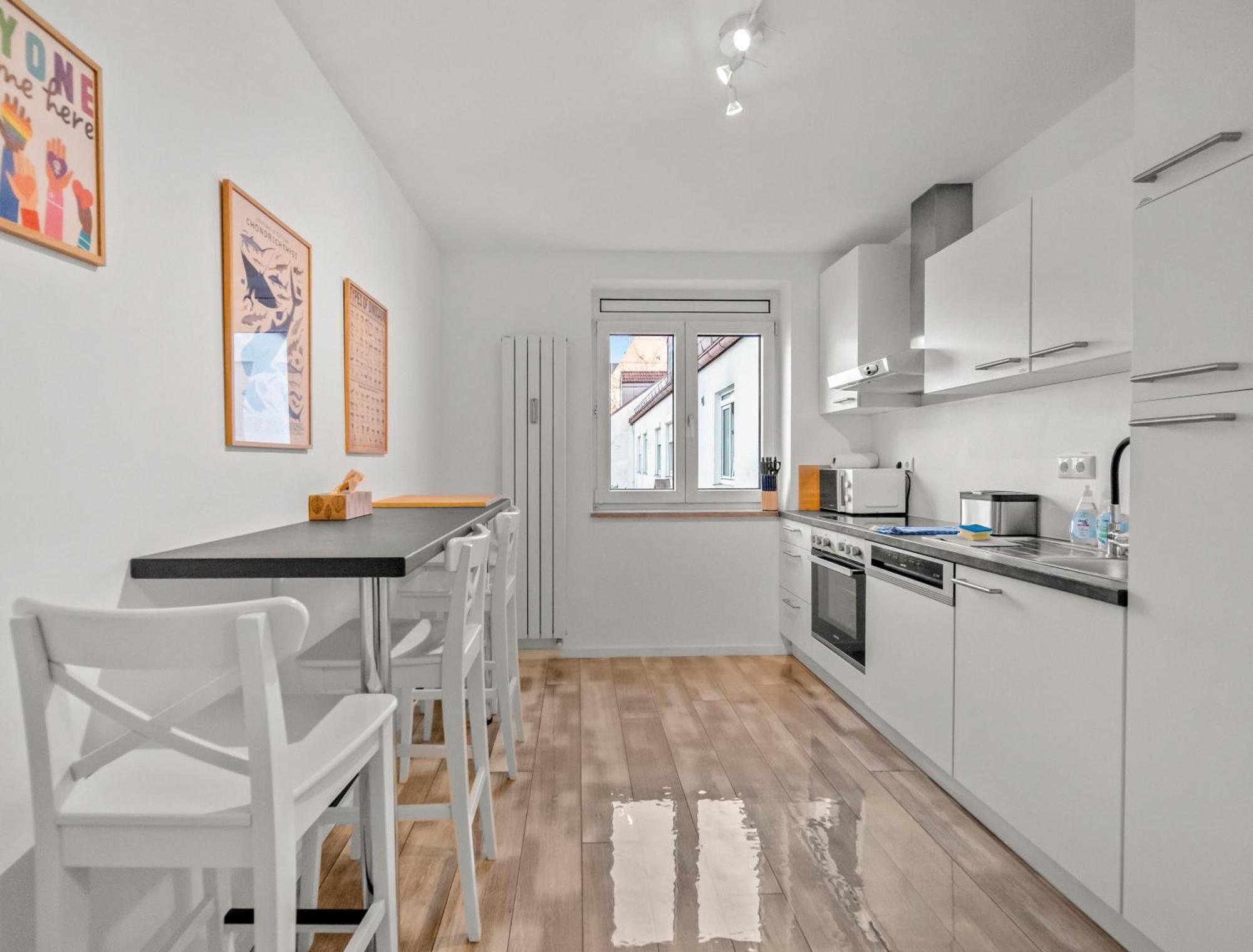 8 Min Per U-bahn Zum Marienplatz - 120 Qm Schwabing - 3 Sz - 2 Baeder - 9 Personen Appartement *